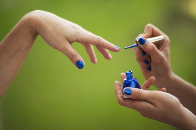 Trendy w manicure hybrydowym - jakie produkty wybrać, żeby podążać za modą?