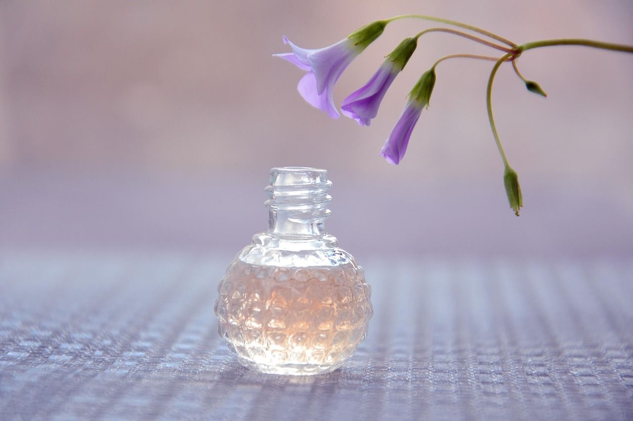 Odpowiedniki perfum: Kiedy warto zdecydować się na tańszą wersję?