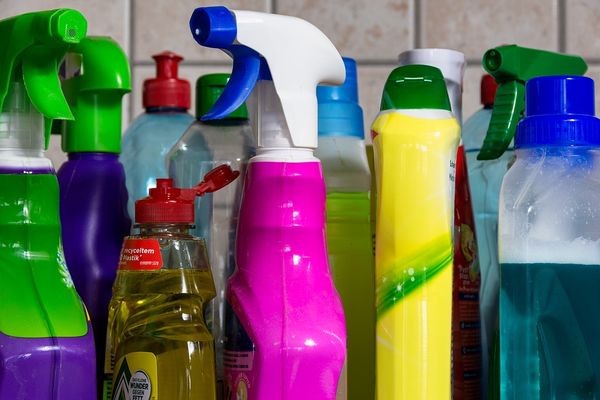 Jak dobrać odpowiednią hurtownię oferującą środki czystości?